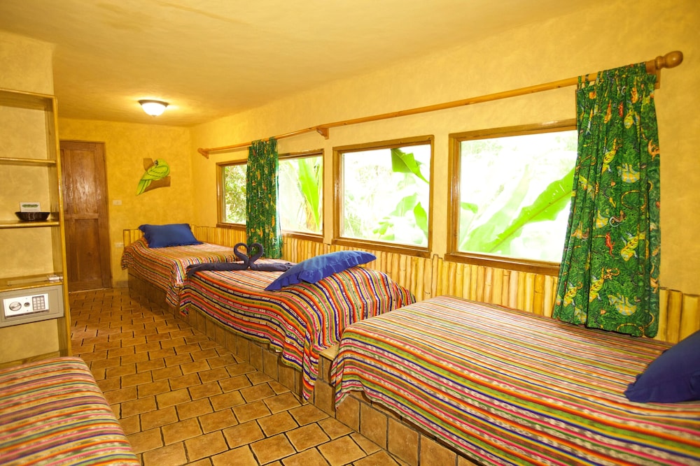Village Room - 3 Single, 1 King photo 3
