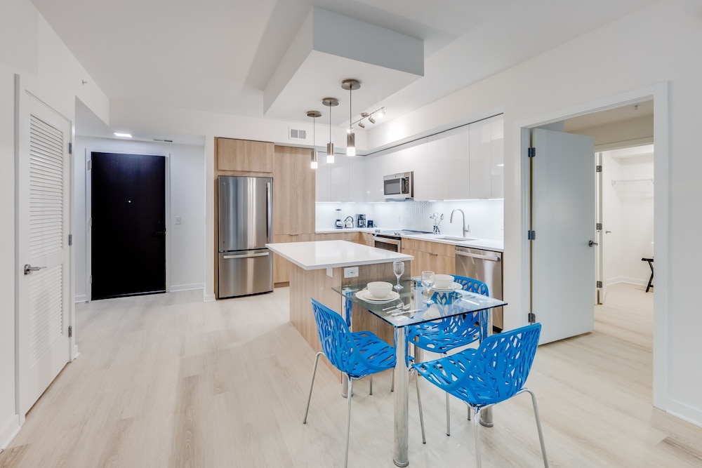 Luxury Apartment, 2 Bedrooms (Room décor/layout/colors vary by unit) - Photo 7