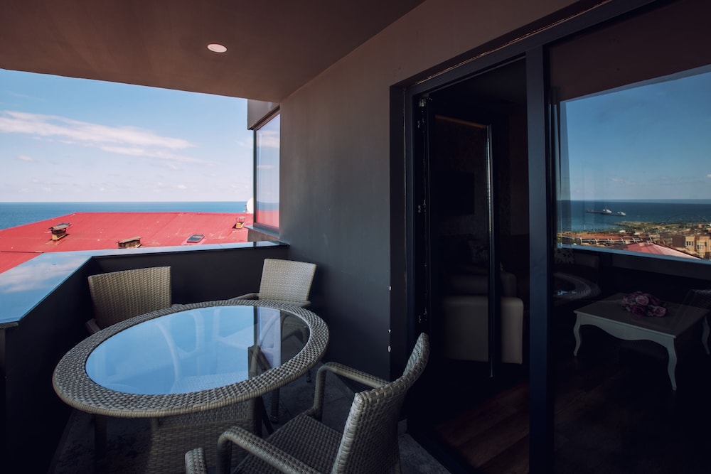 Deluxe Suite, 2 Bedrooms, Balcony, Sea View photo 3