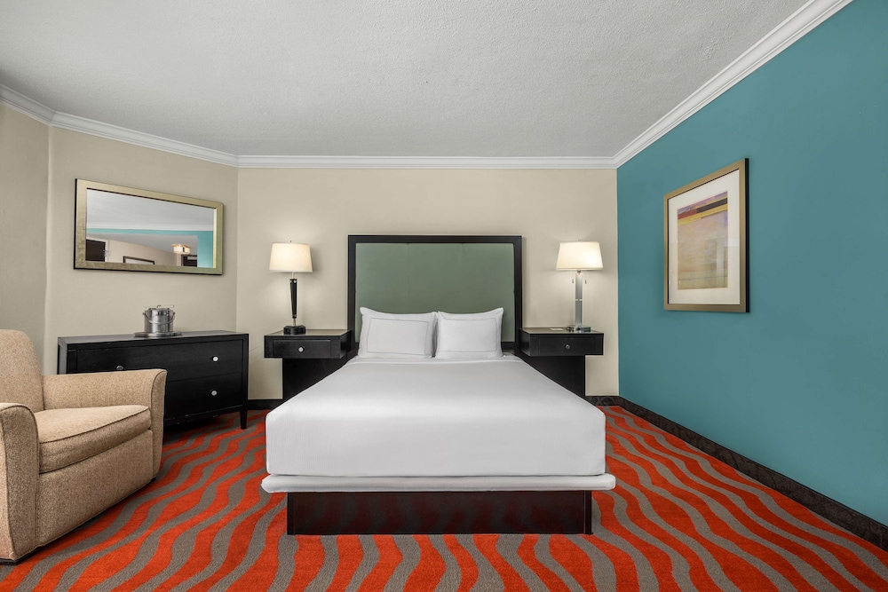 Room, 1 Queen Bed, Accessible (Roll-In Shower, Mobility & Hearing) - Photo 3