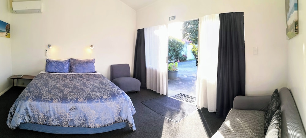 One Bedroom Family Unit (Unit 5) photo 1