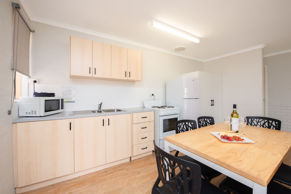 Standard Apartment, 3 Bedrooms, Non Smoking, Kitchen photo 2