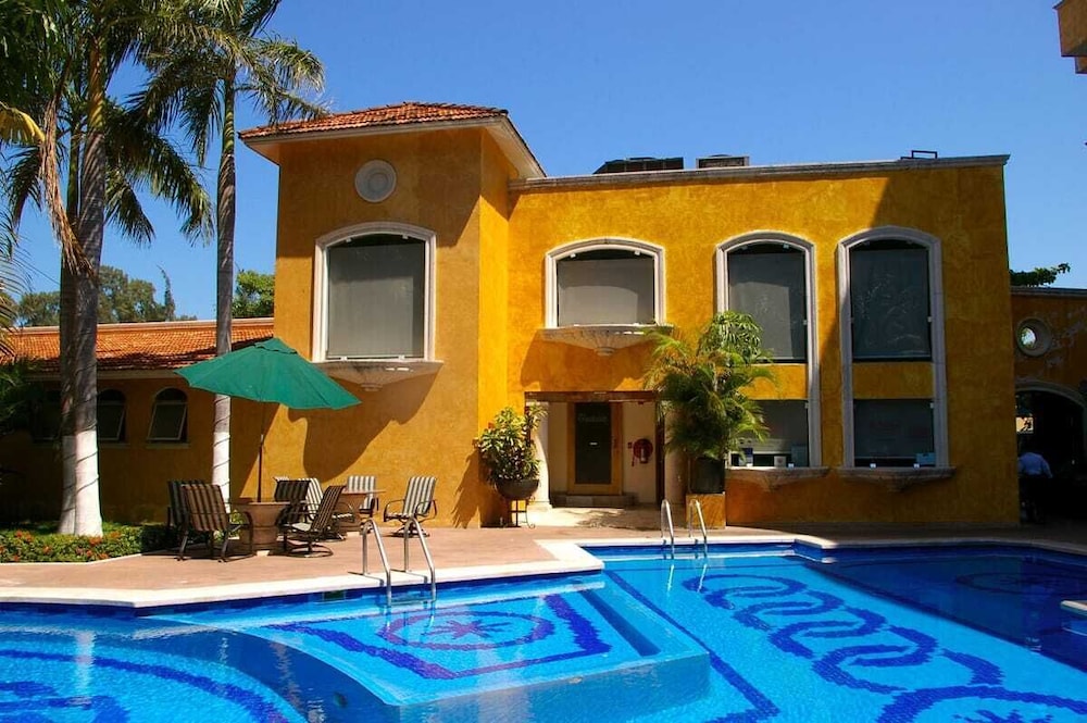 Executive Suite, 1 King Bed, Non Smoking, Pool View photo 2