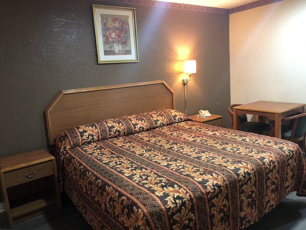 Basic Room, 1 King Bed, Non Smoking - Photo 1