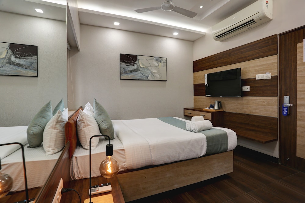 Deluxe Room - Photo 12