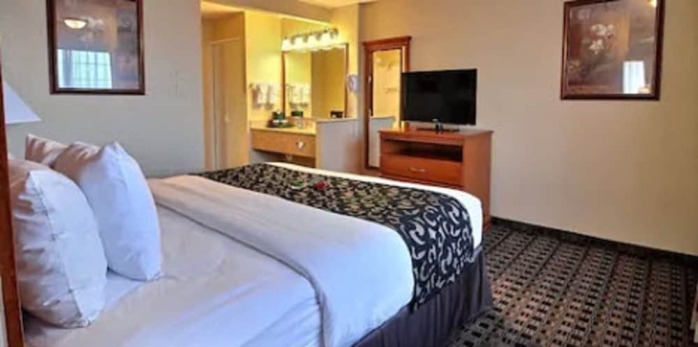 Suite, 1 King Bed with Sofa bed, Non Smoking - Photo 2