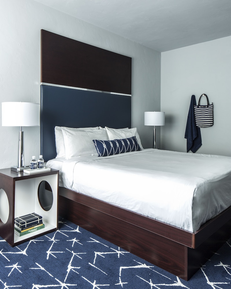 Executive Suite, 1 Bedroom, Ensuite, Pool View - Photo 2