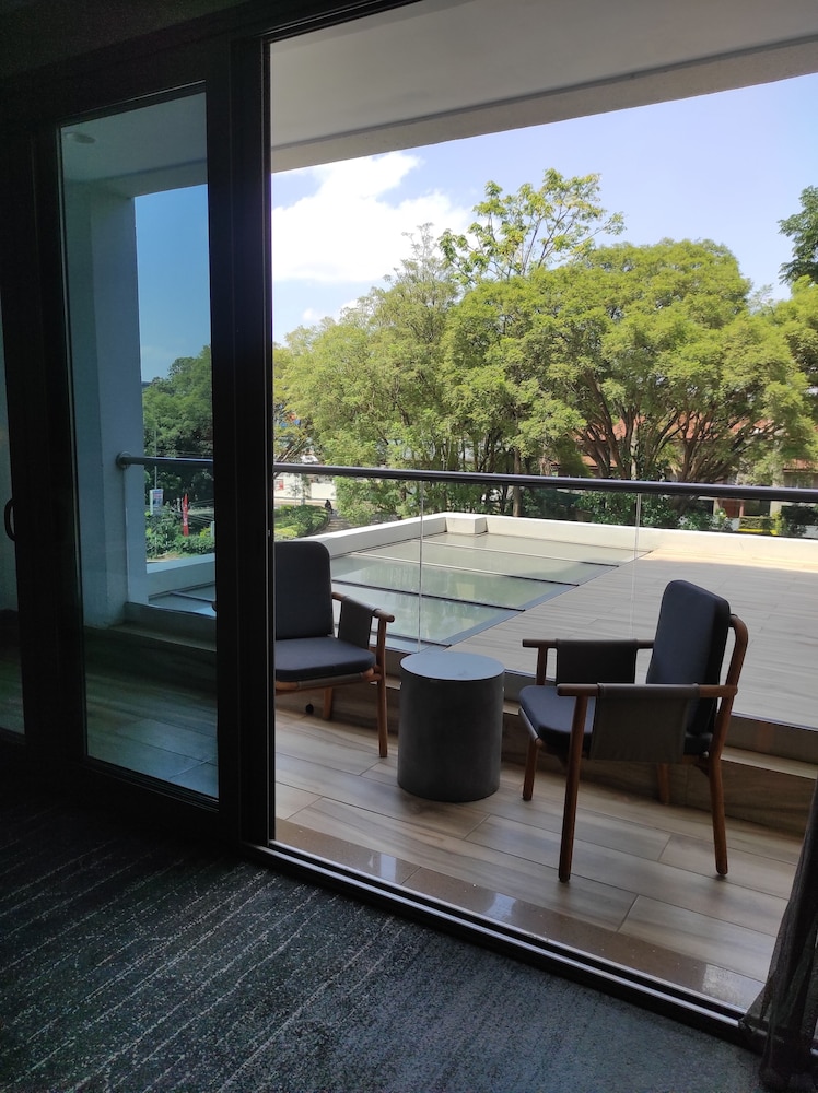 Executive Suite with Balcony thumbnail 5