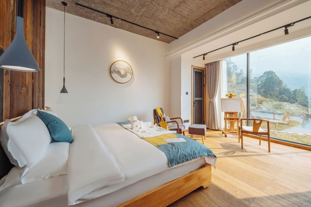 Superior Suite, Hill View