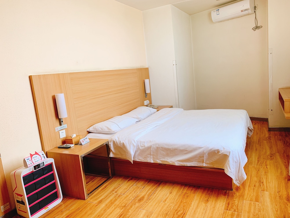 Senior Room, 1 Queen Bed