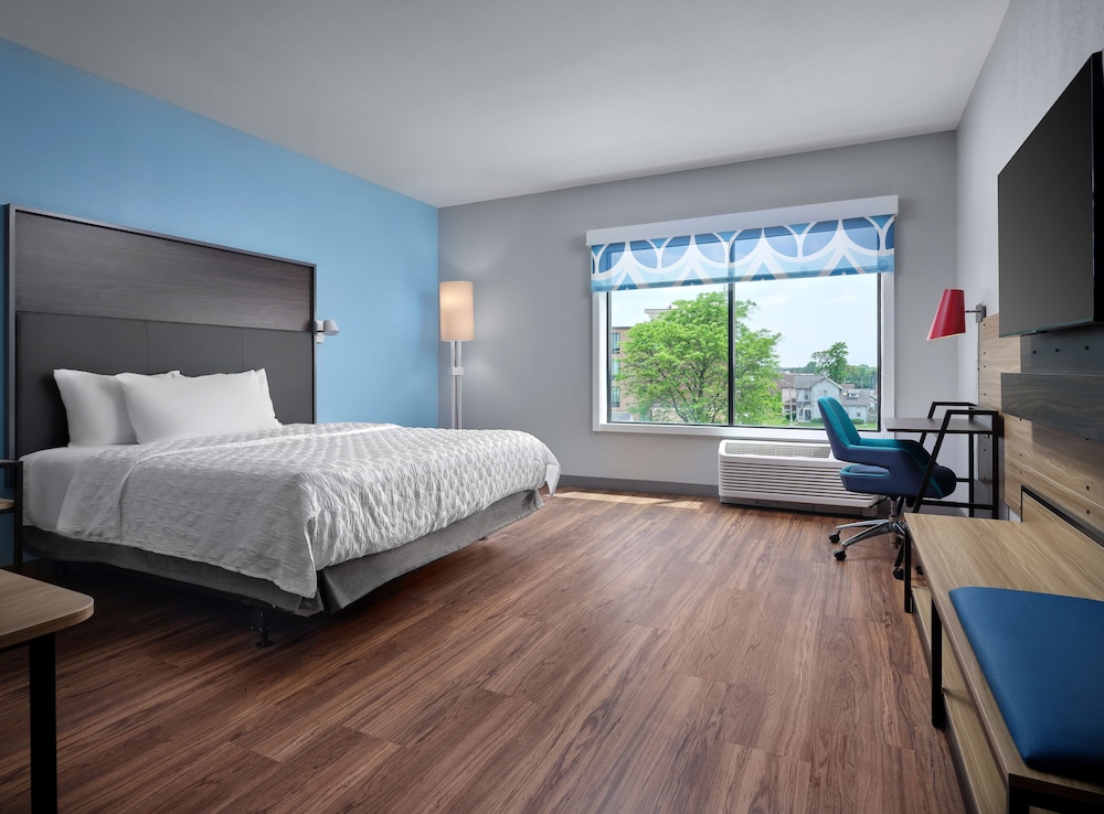 Room, 1 King Bed, Accessible (Roll-In Shower) - Photo 2