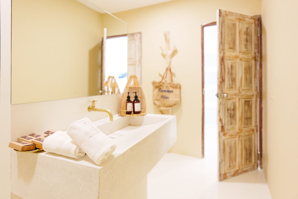 Luxury Villa, 1 Bedroom, Bathtub - Photo 6