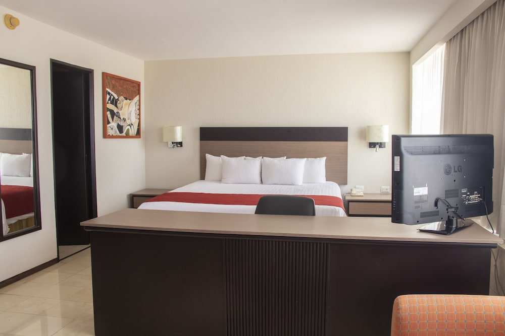 Executive Suite, 1 King Bed, Non Smoking - Photo 1