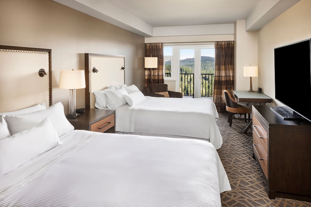 Deluxe Room, 2 Queen Beds, Golf View (Balcony) - Photo 1