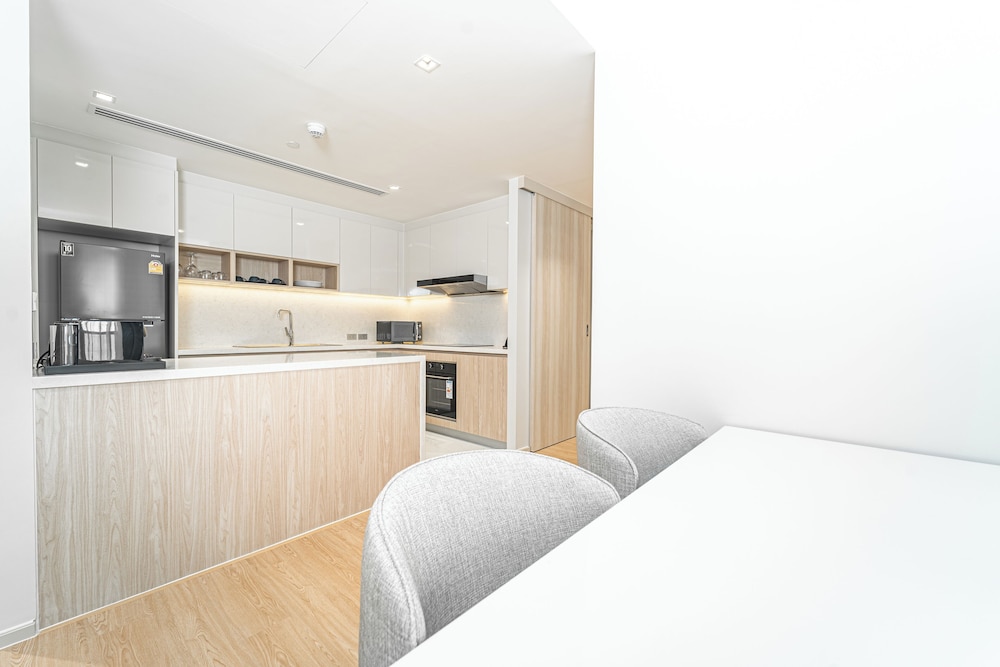 Family Room, 2 Bedrooms thumbnail 6