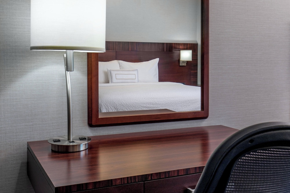 Room, 1 King Bed (Mobility Accessible, Roll-In Shower) photo 2