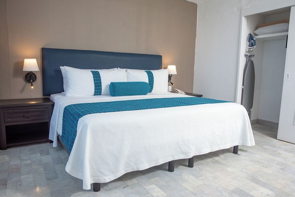 Standard Single Room, 1 King Bed, Partial Sea View - Photo 5