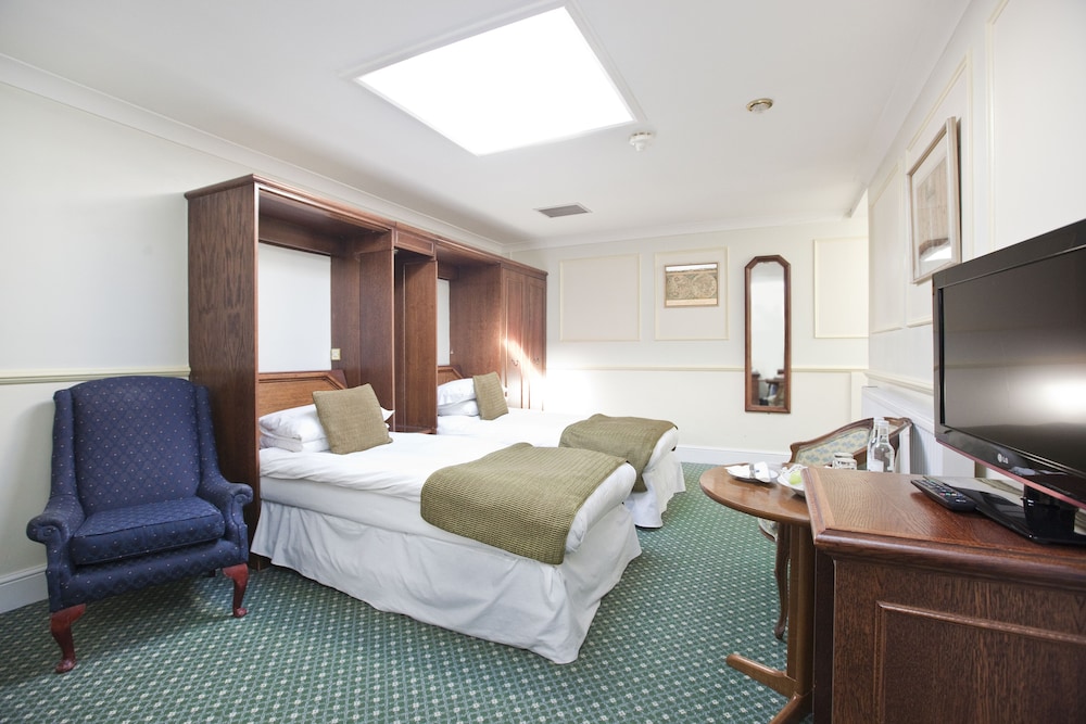 Basic Twin Room, 2 Single Beds (With Skylight Window) - Photo 1