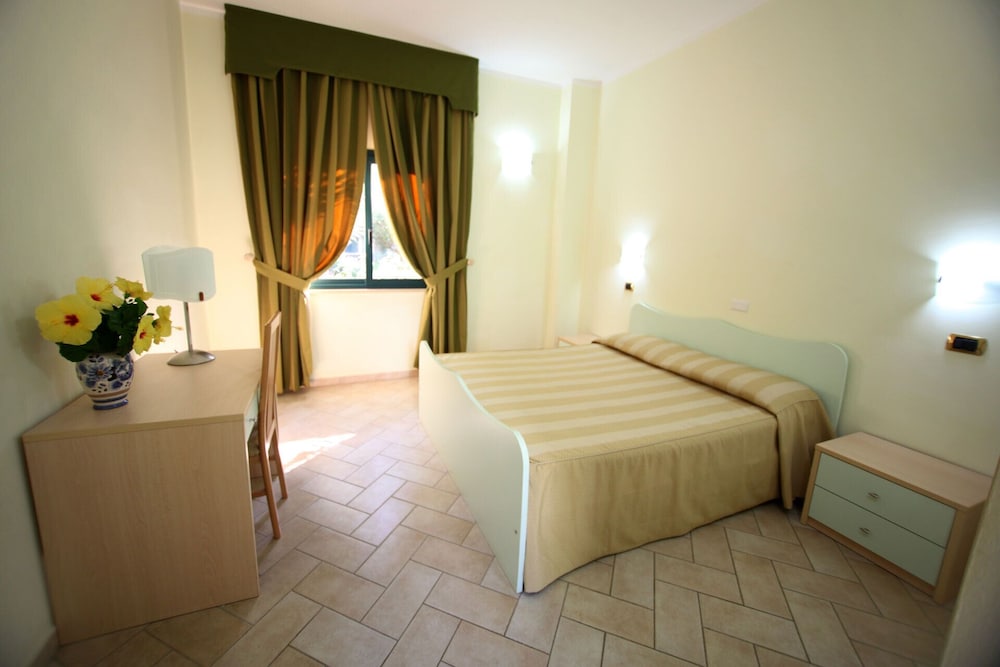 Room - Photo 2