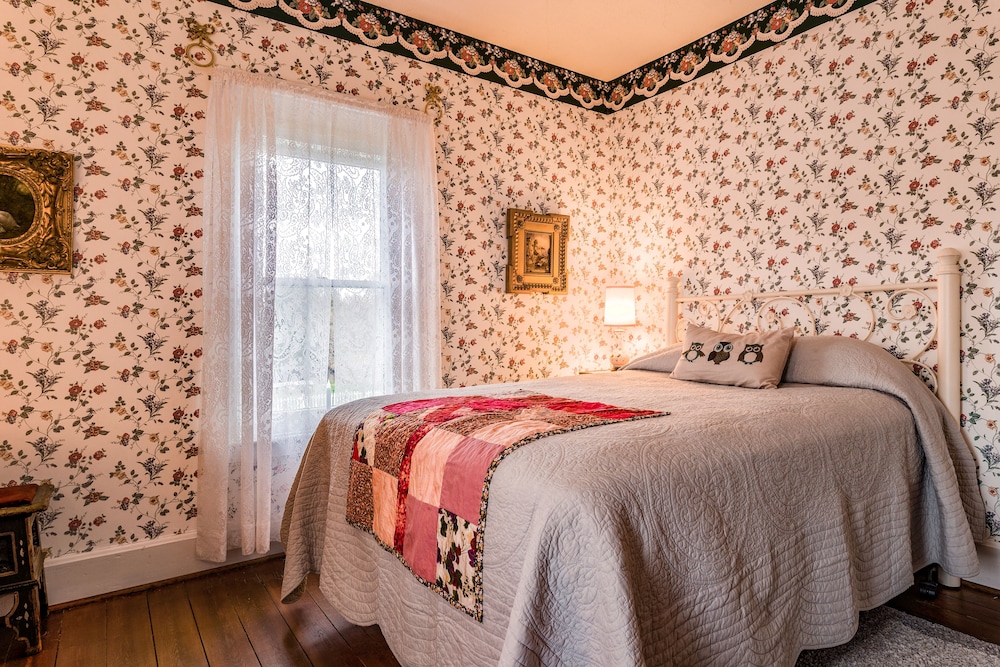 Classic Single Room, 1 Queen Bed, Lake View, Lakeside photo 2