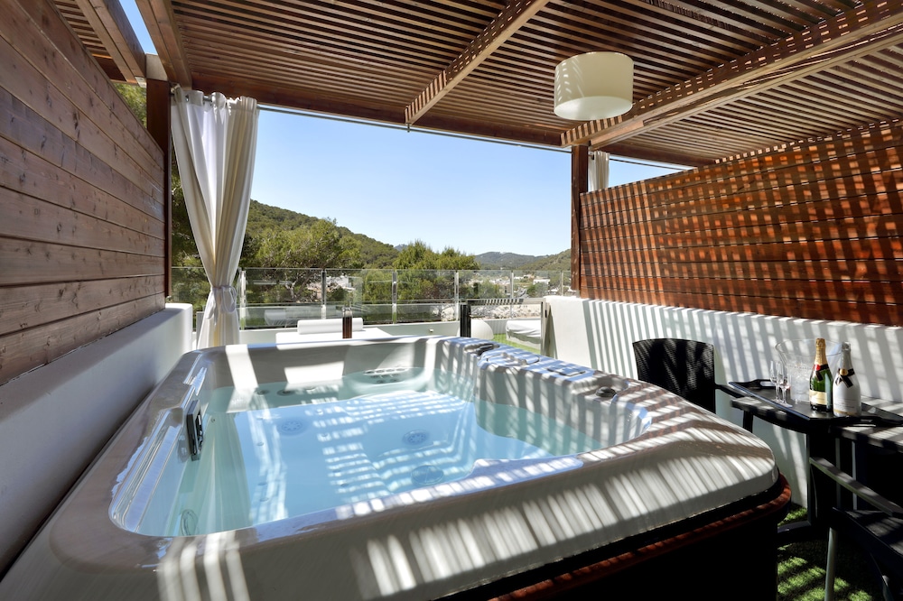 Deluxe Room, Jetted Tub (Terrace) - Photo 1