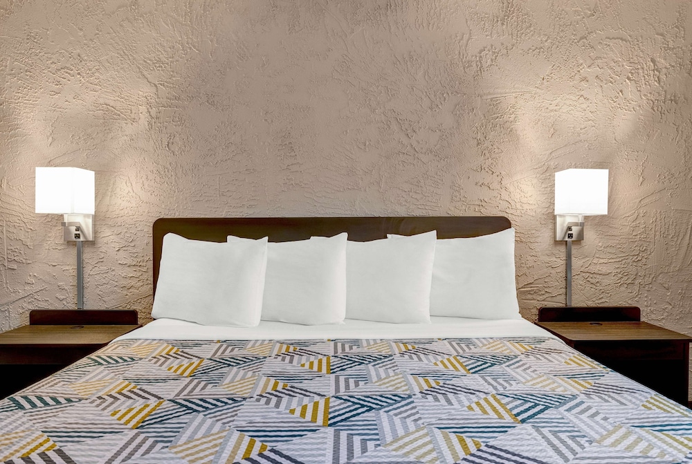 Premium Room, 1 King Bed, Non Smoking, Refrigerator - Photo 4