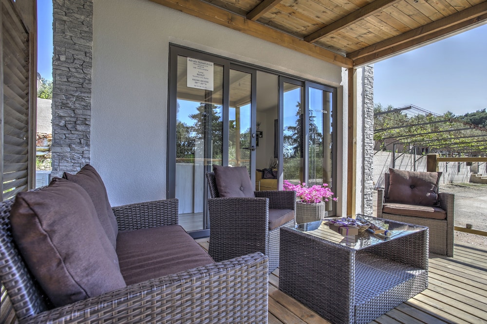 Deluxe Mobile Home, 2 Bedrooms, Terrace, Garden View photo 2