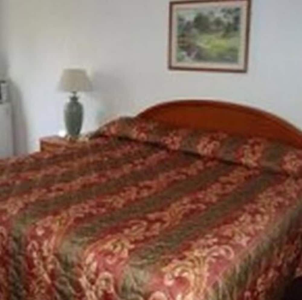 Standard Room, 1 Queen Bed photo 2