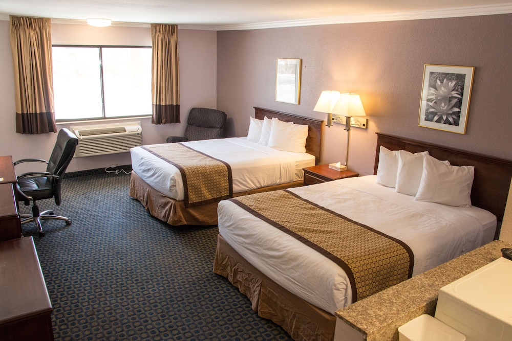 Room, Multiple Beds, Smoking (Mobility/Hearing/Roll-In Shower) - Photo 3