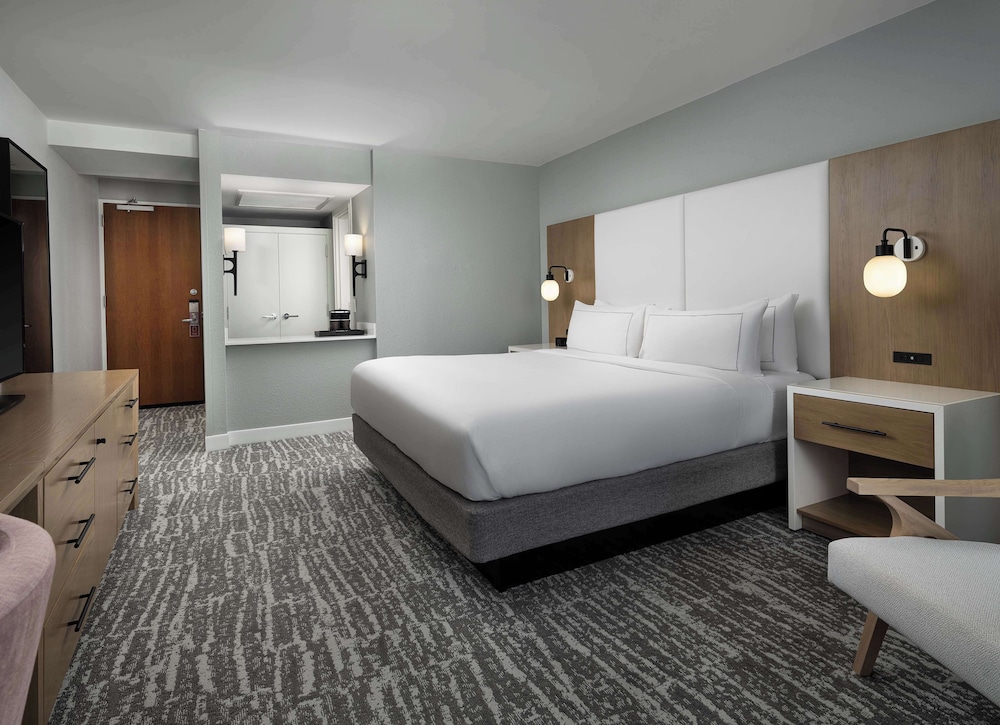 Room, 1 King Bed, Accessible, Ocean View (Bathtub)
