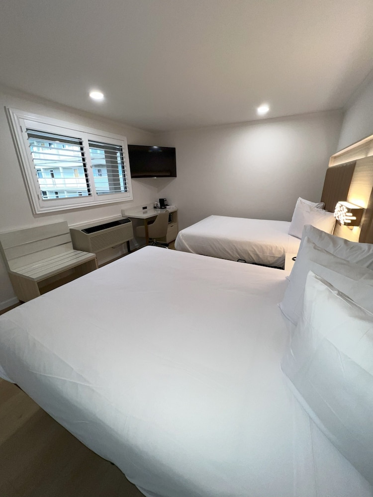 Deluxe Room, 2 Queen Beds, Non Smoking - Photo 2