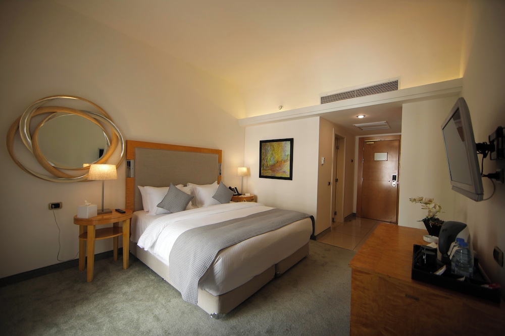 Deluxe Room Partial Sea View - Photo 1