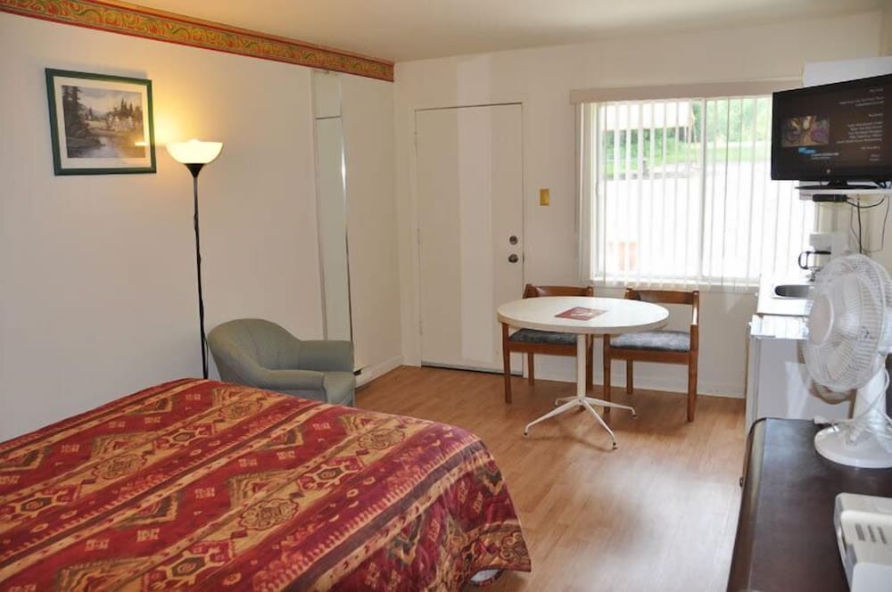 Queen Room with Single Jetted Tub & Kitchenette