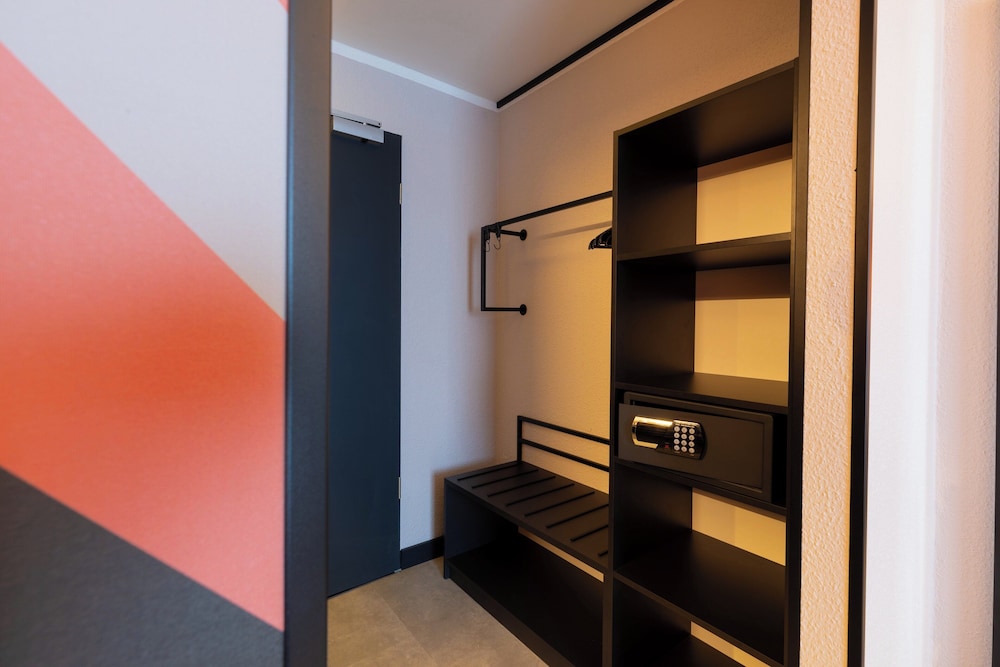 Premium Room, 1 Queen Bed - Photo 5