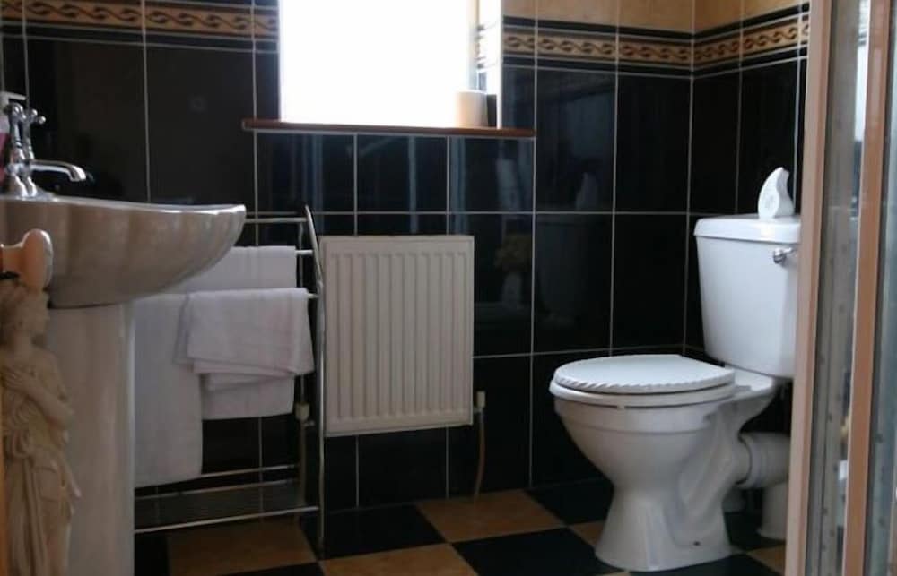 Classic Triple Room, Ensuite photo 3