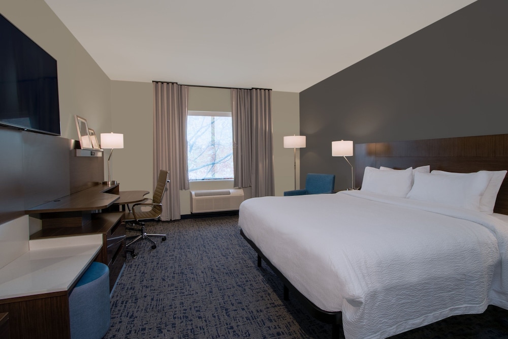 Room, 1 King Bed (Mobility Accessible, Roll-In Shower) photo 2