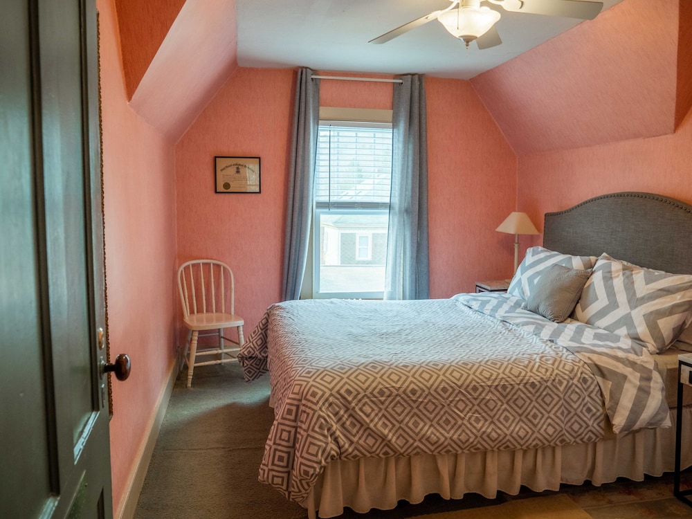 Third floor room with Private Hall Bathroom photo 1