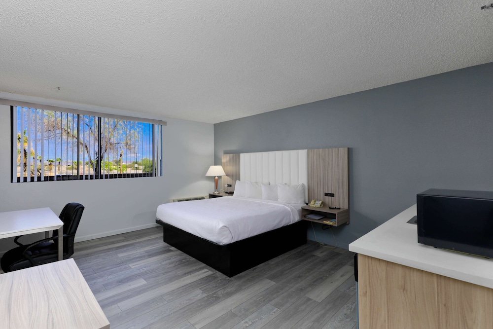 Deluxe Room, 1 King Bed, Non Smoking, Kitchen photo 3