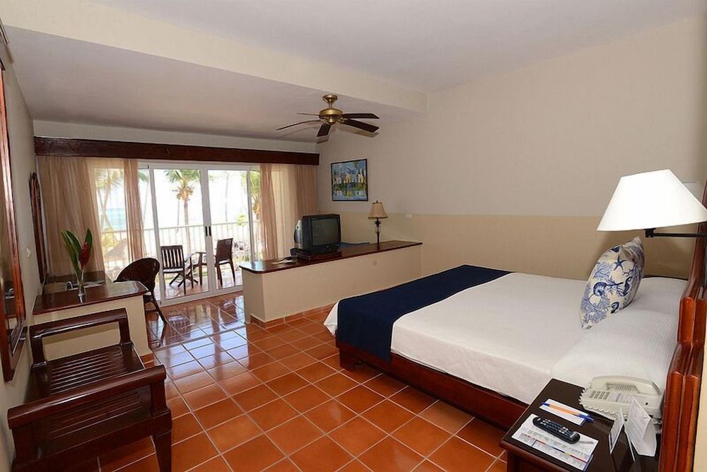 Oceanfront Suite (2 adults 2 child)