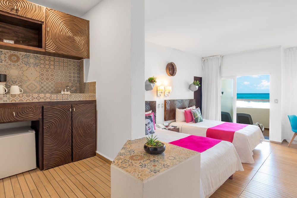 Deluxe Villa Ocean Front Suite - Photo 8