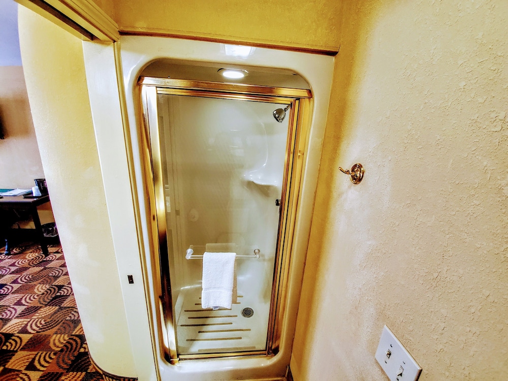 Standard Room, 1 Queen Bed, Non Smoking - Photo 10
