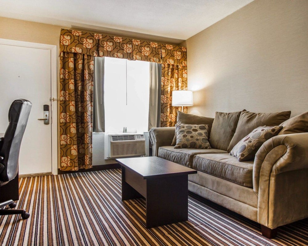 Suite, Multiple Beds, Non Smoking - Photo 5