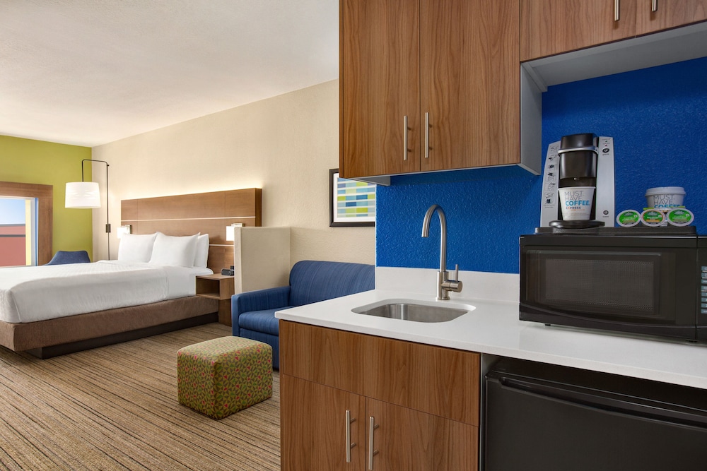 Suite, 1 King Bed - Photo 3