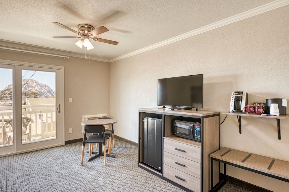 Standard Room, 2 Queen Beds, Partial Ocean View photo 3