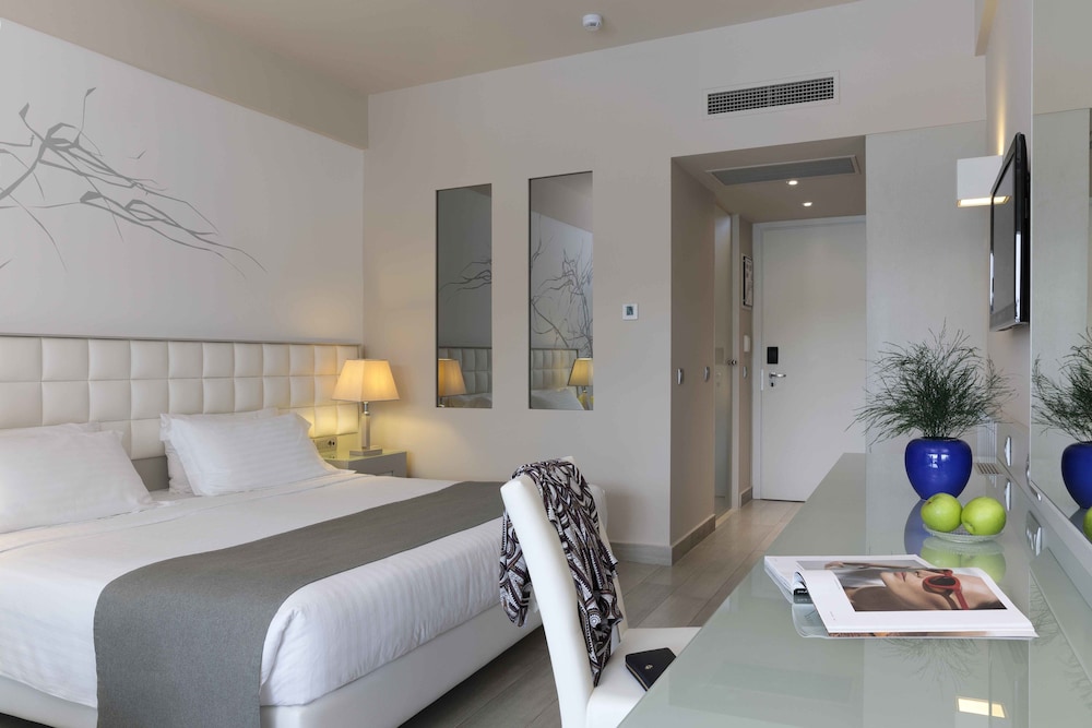 Deluxe Room, Pool View - Photo 2
