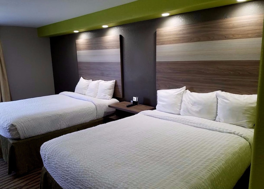 Deluxe Room, 2 Queen Beds, Smoking - Photo 11