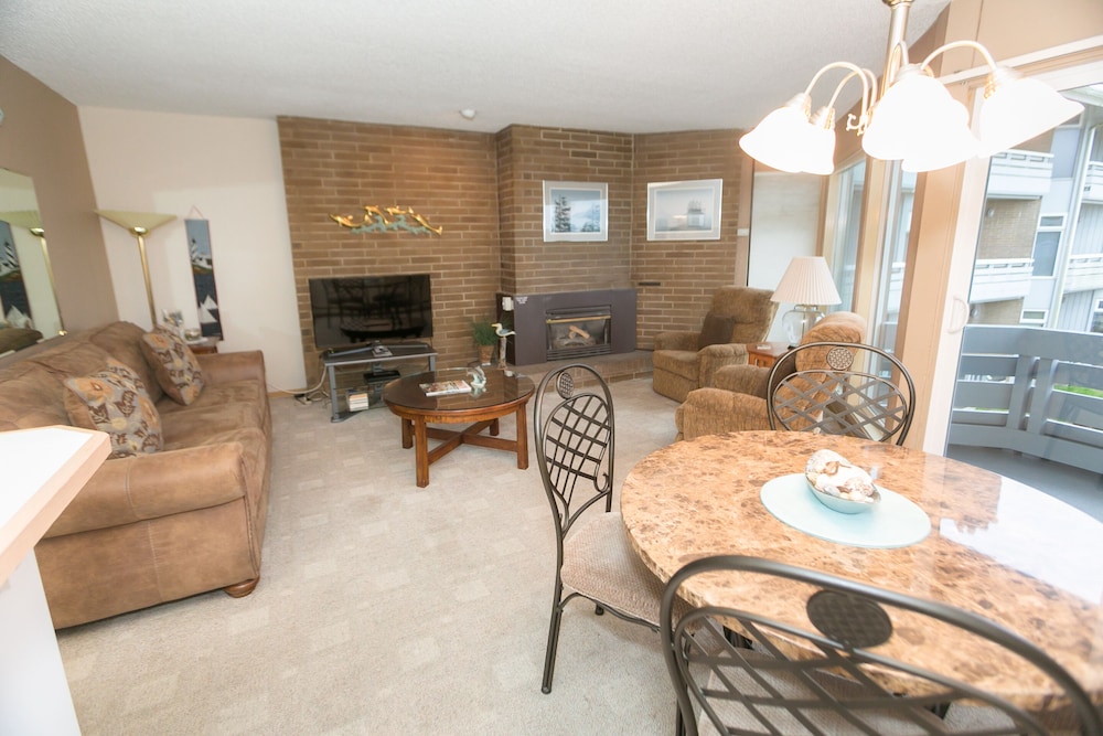 Signature Room, 1 King Bed with Sofa bed, Kitchen, Pool View (1 Bedroom Unit- Room 208-Pet Friendly) - Photo 13