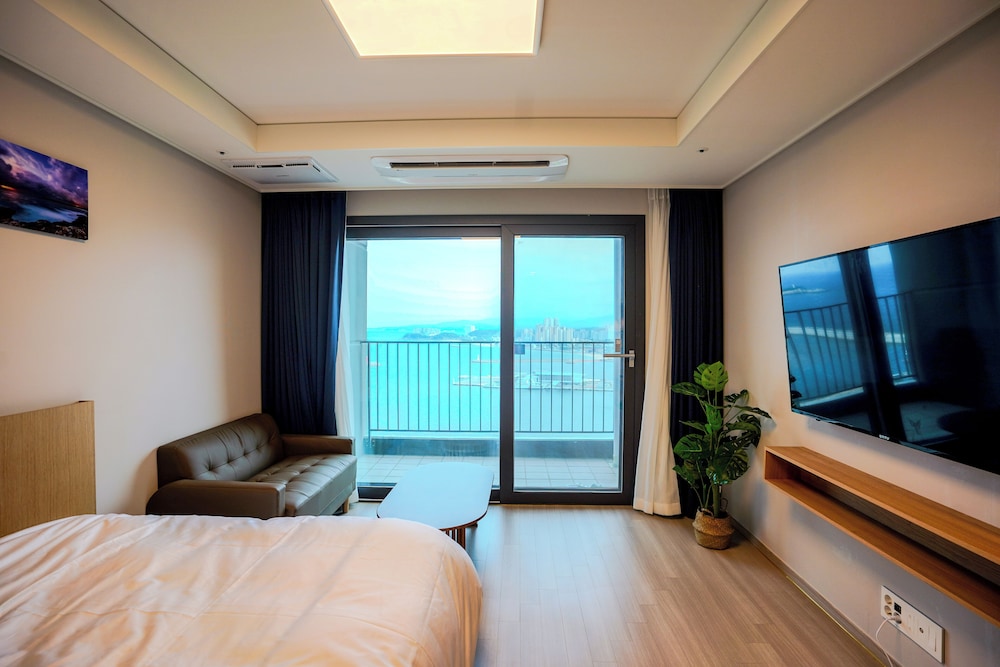 Standard Room, 1 Queen Bed, Balcony, Sea View (Self Check-in) photo 1