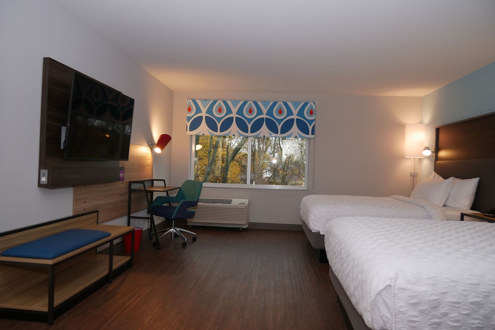 Room, 2 Queen Beds, Accessible (Mobility & Hearing, Roll-In Shower) - Photo 1