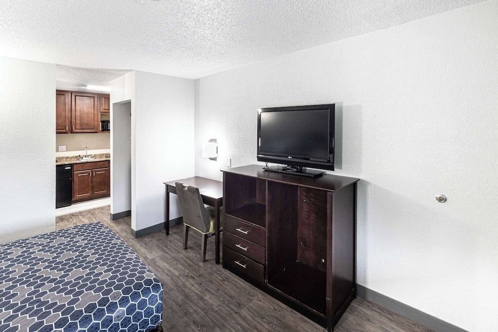 Room, 1 Queen Bed, Non Smoking (Efficiency) - Photo 2